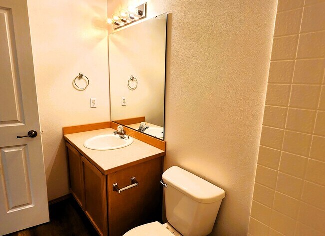 Building Photo - 3 bedroom 2.5 bathroom South Hill Charmer!