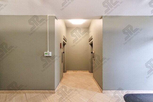 Building Photo - AVAILABLE 11/3/25 1BR / 1Bath / 1Pkg Condo...