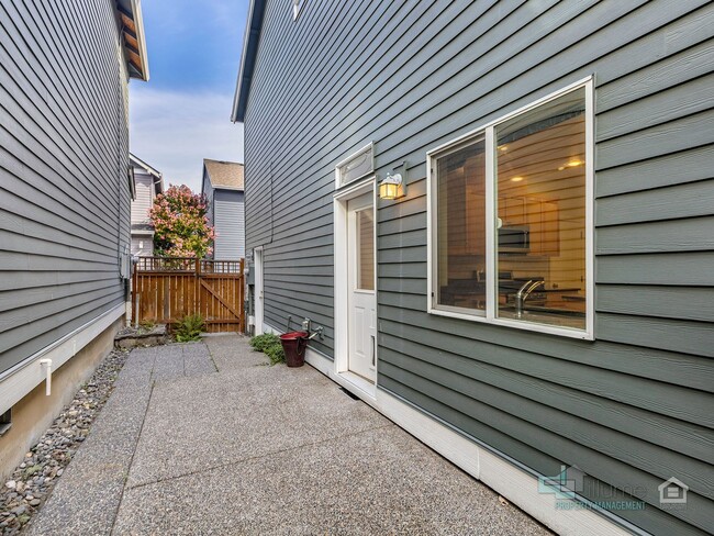 Building Photo - Beautiful 3 Bed/3 Bath Home!
