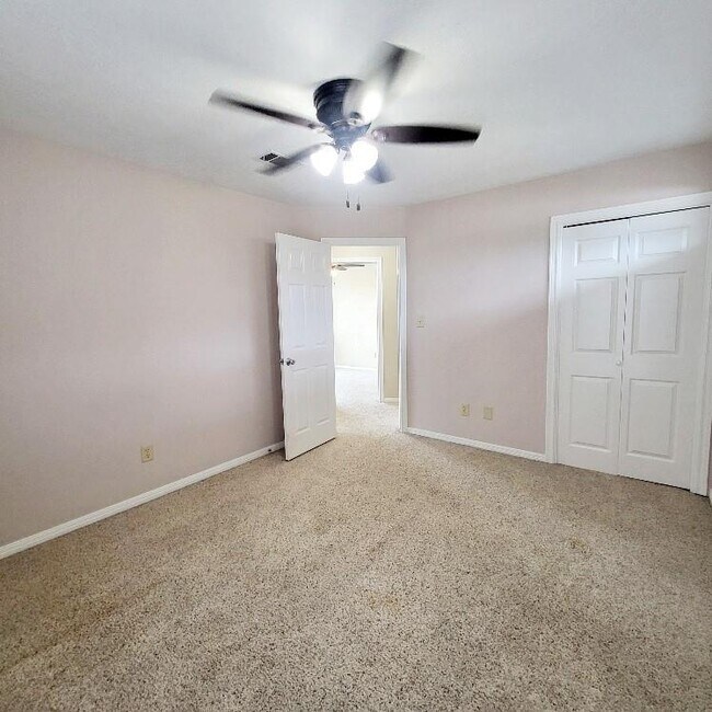 Building Photo - 16430 Clearwater Cir