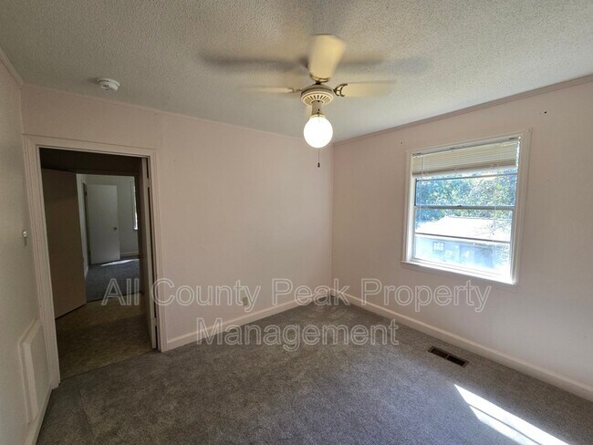 Building Photo - 10 Fountain Cir