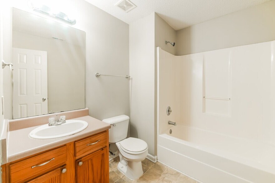 Building Photo - 5442 Beaver Lake Dr SW