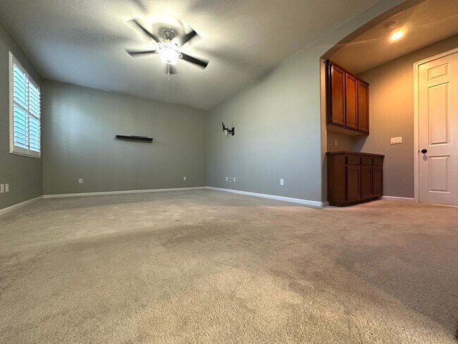Building Photo - Gorgeous 4 Bedroom with Backyard Oasis wit...