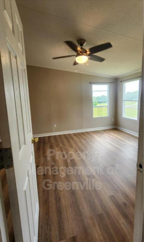 Building Photo - 597 Latham Rd