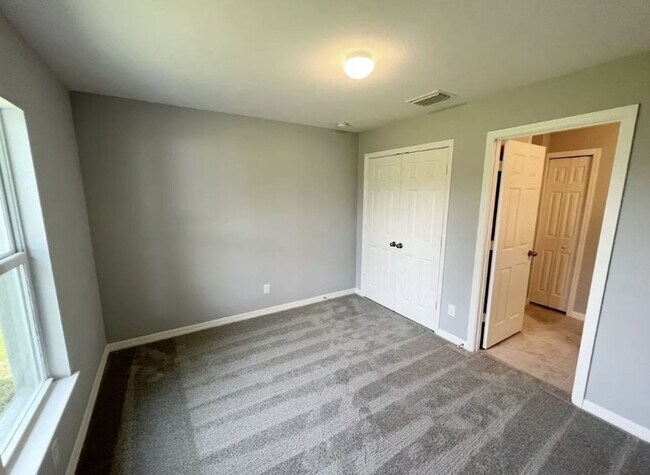 Building Photo - AVAILABLE NOW! 3 Bedroom + Den - 2 Bathroo...