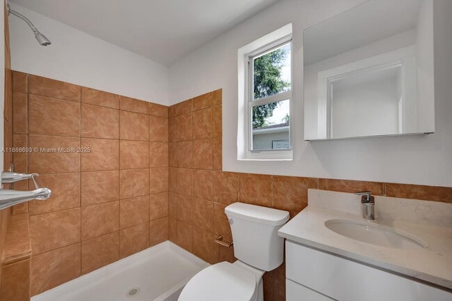 Building Photo - 570 NE 68th St