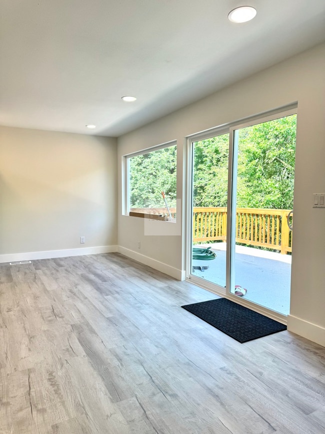 Building Photo - Updated 2 Bed, 1 Bath | South Beacon Hill | Private Patio + Parking