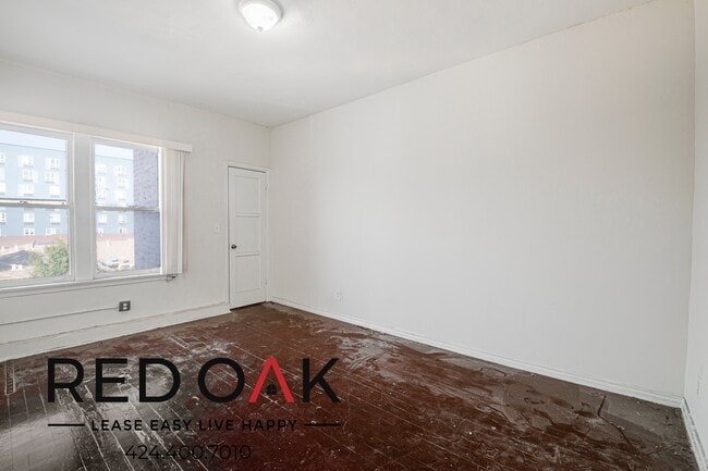 Building Photo - 835 S Oxford Ave