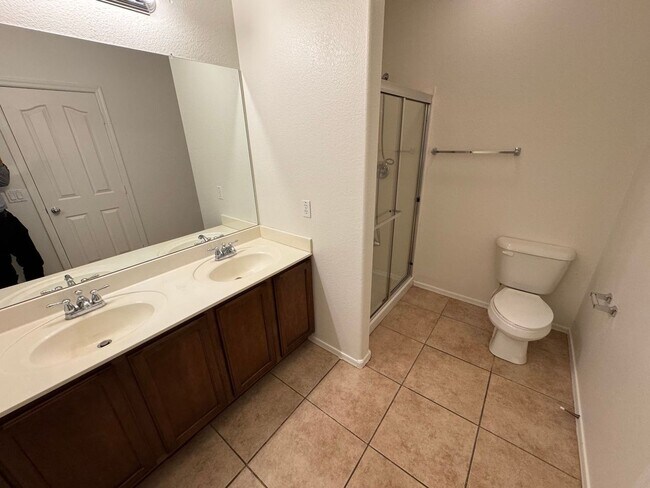 Building Photo - 4 Bedroom - 3.5 Bath Townhome in Gilbert