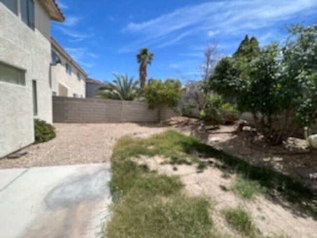 Building Photo - LARGE Spacious 5 Bedroom Single Family Home!!