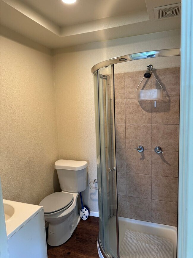 Building Photo - 1-bed/1-bath Available Now!