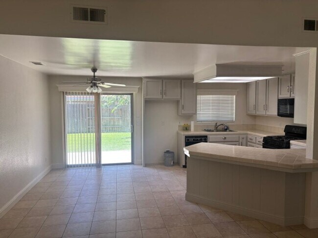 Building Photo - Clean 3 Bedroom / 2 Bathroom home near Stockdale High School, Recently Renovated!