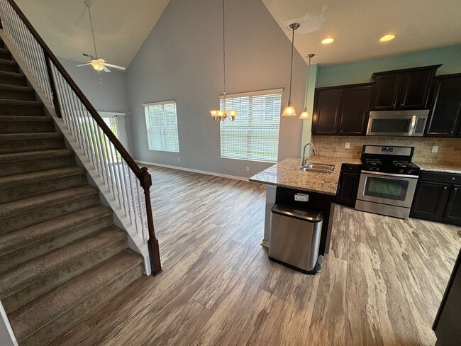 Building Photo - Bright & Spacious End Unit in Thompson Ridge