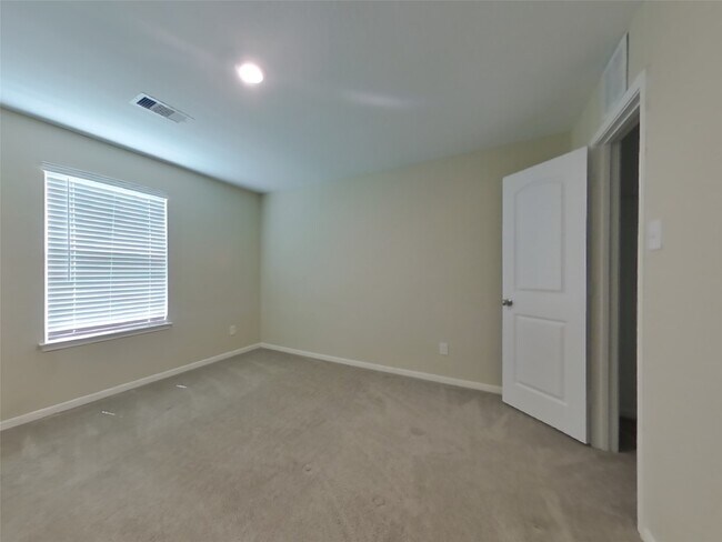 Building Photo - 100 Comanche Plains Rd