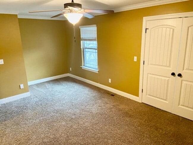 Building Photo - BEAUTIFUL TOWNHOME