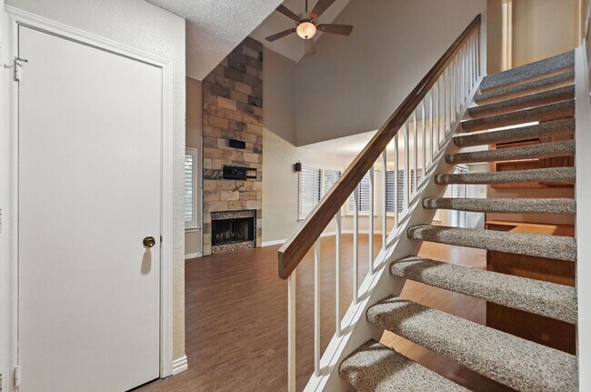 Building Photo - Beautiful 3 Bedroom Condo Overlooking The Canal!