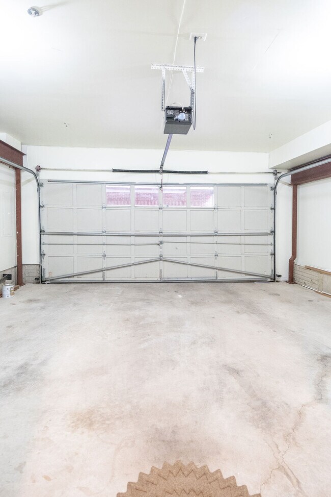 Building Photo - 719 N Vermont St