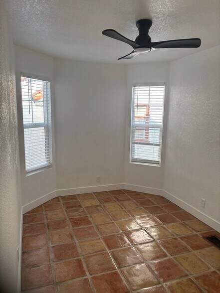 Building Photo - 803 E Peralta Wy