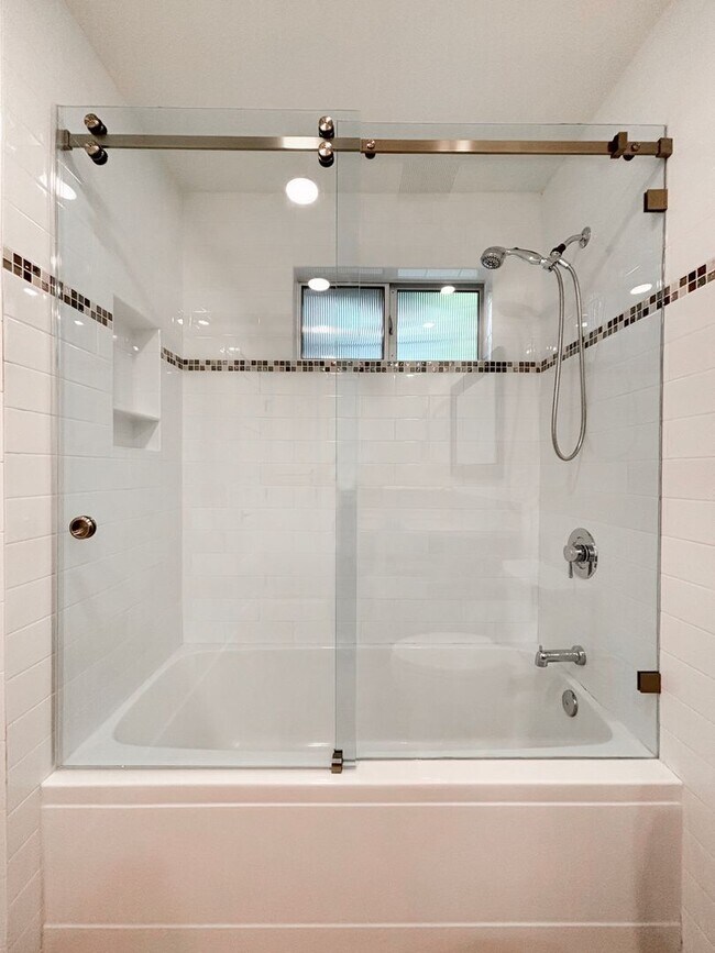 Building Photo - Beautifully Renovated 3BD/2.5BA House in L...