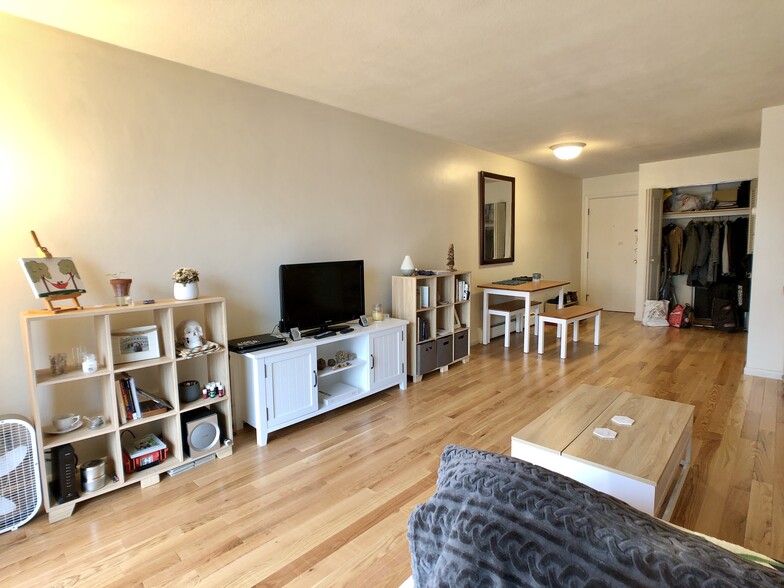 Building Photo - 804 Centre St