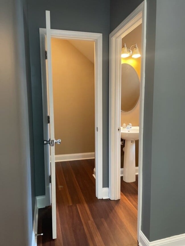 Building Photo - 8806 Shadowglen Dr