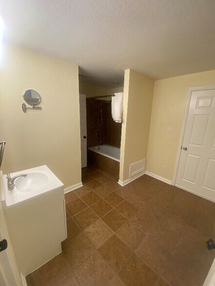 Building Photo - 1729 Chip-N-Dale Dr