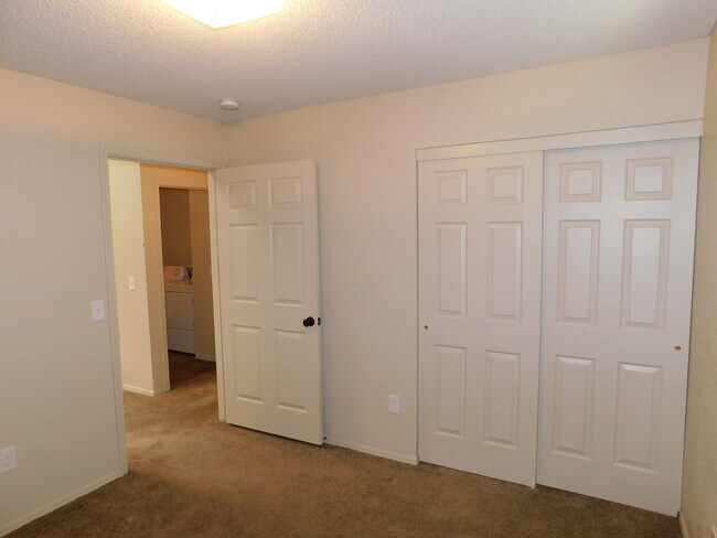 Building Photo - NICE TOWNHOME IN SUNSET MOUNTAIN VILLAS!
