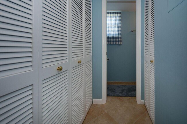 Building Photo - 122 Sherwood Cir