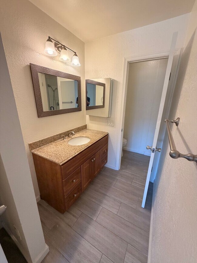 Building Photo - Updated 2 Bed, 2 Bathroom Condo For Rent w/ Parking! - South Coast Metro