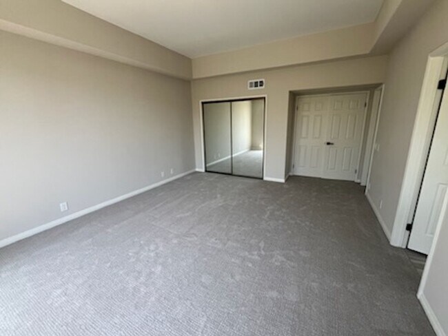 Building Photo - Luxurious Townhouse Located in the exclusi...