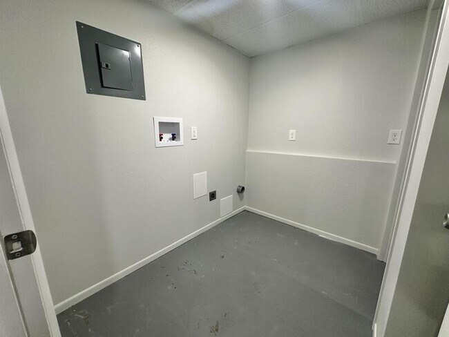 Building Photo - 7488 Silver Cir