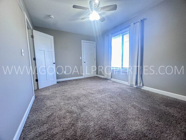 Building Photo - Rent Special $995 for the first 3 months of the lease!! 1.5-bath townhome in Van Meter, complete ...