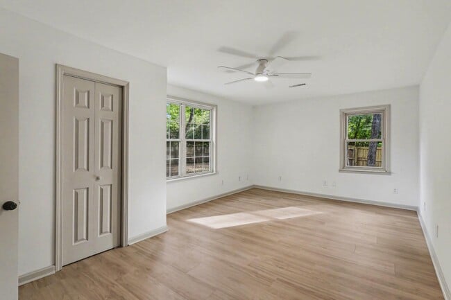 Building Photo - 100 English Rd