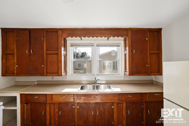 Building Photo - 3 Bedroom/1 Bathroom Brick Ranch For Rent