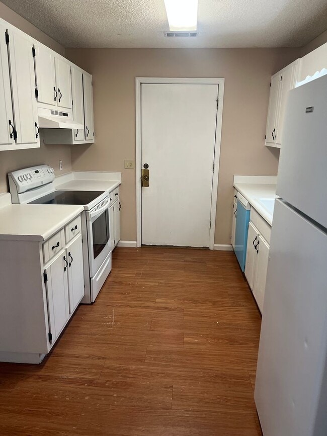 Building Photo - Two Story 3 Bed 2.5 Bath Available Early S...