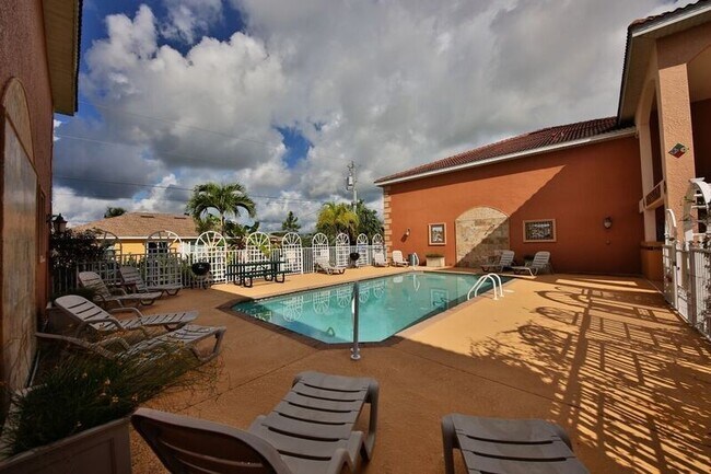 Building Photo - Santa Barbara Villas - Move in Special