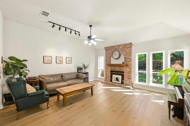 Building Photo - 9281 Scenic Bluff Dr