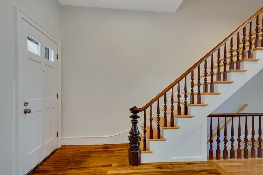 Building Photo - 31 School St