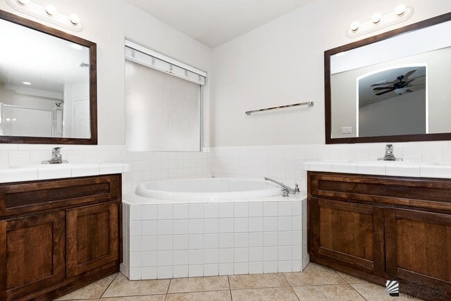 Building Photo - 2637 S 37th Dr