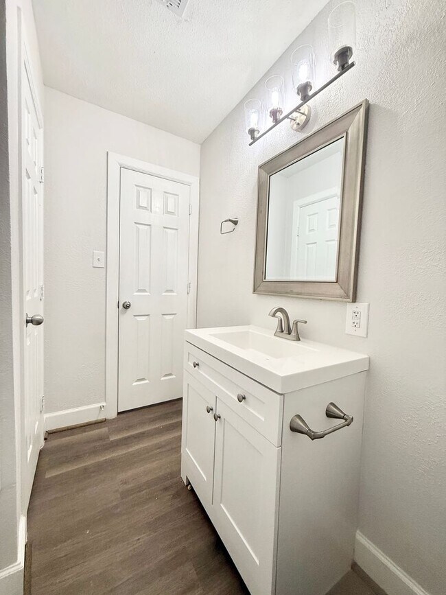 Building Photo - Stunning & Spacious 4/2 Home in Lake Jackson!