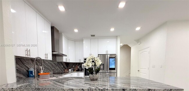 Building Photo - 758 NE 34th Ave