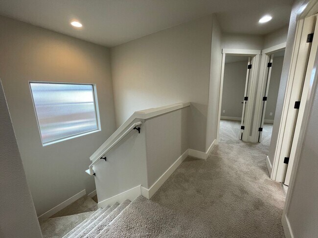 Building Photo - Lovely North Plains 4Bd 2.5Ba Home with Ja...