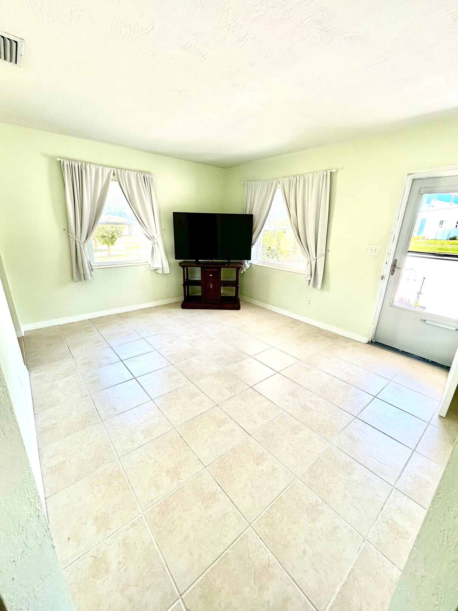 Building Photo - 3318 Boca Ciega Dr N