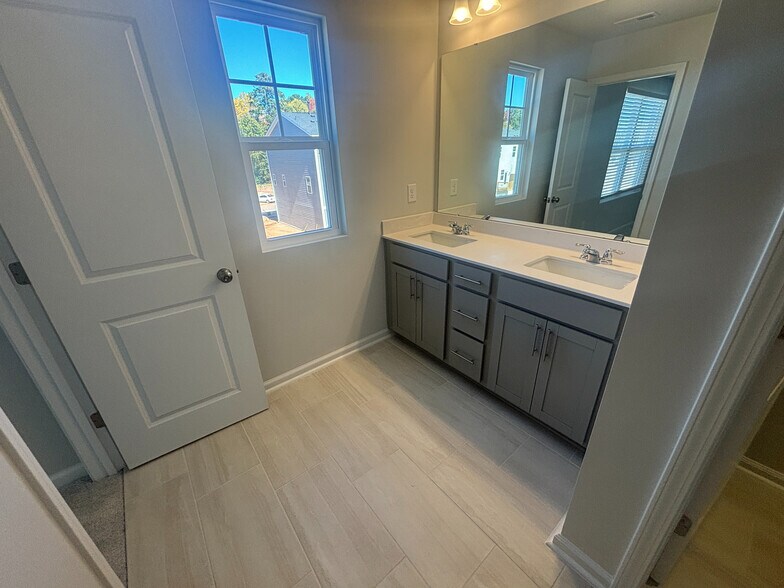 Building Photo - Room in Townhome on Carolina Spgs Blvd