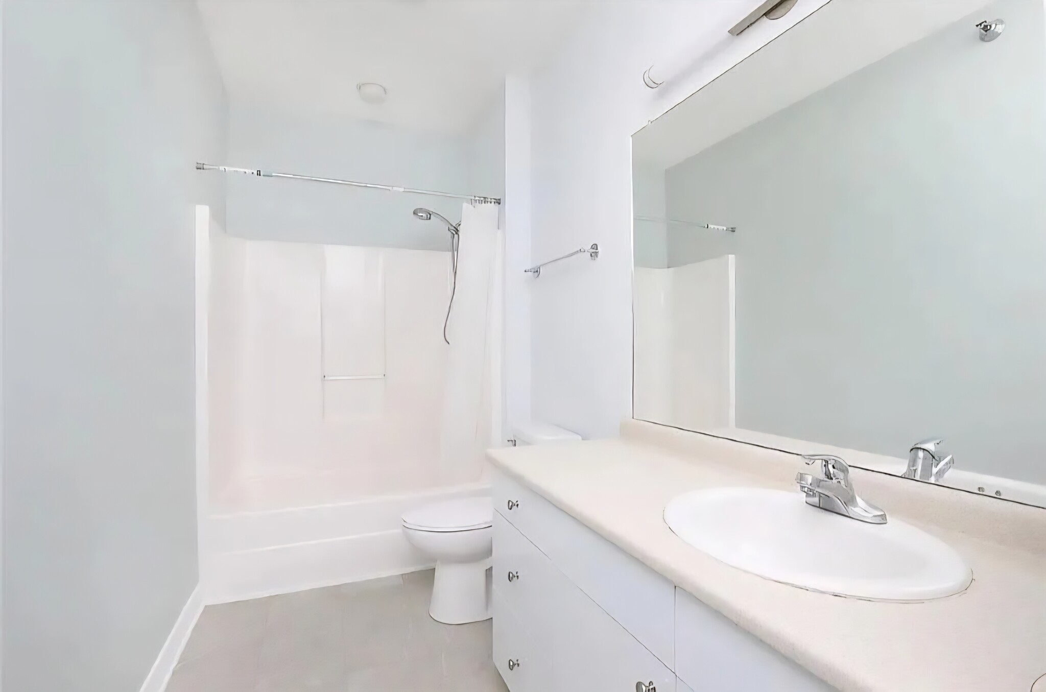 Building Photo - 1760 SE LA Grant Pkwy