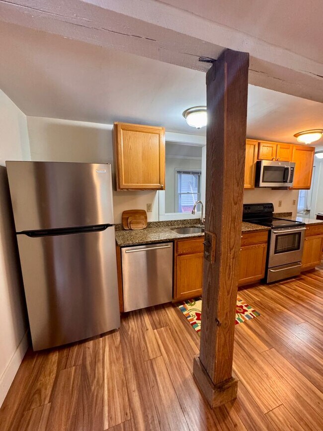 Building Photo - Spacious 3-Bedroom| Downtown Newnarket| Available NOW!