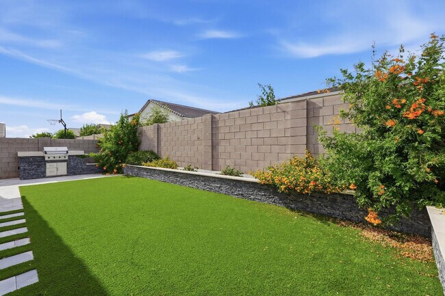 Building Photo - 5028 E Shady Glen Ave