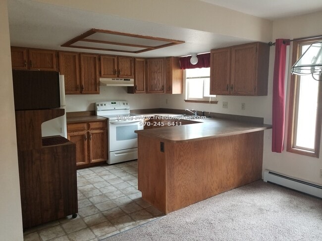 Building Photo - Lots of space in this 3 Bedroom 2.5 Bath R...