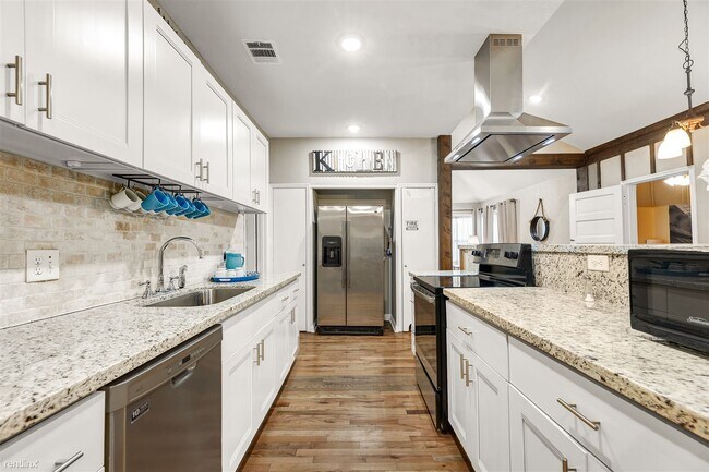 Building Photo - 4 br, 4.5 bath House - 1019 Milner Dr