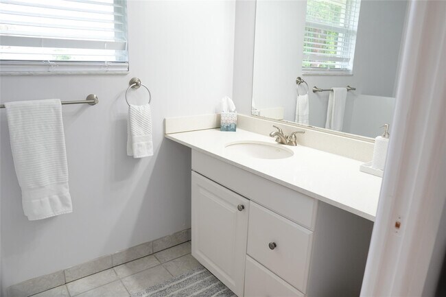 Building Photo - 821 SW 13th Ct